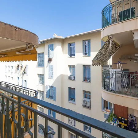 Menton, Pour 3 Personnes, Proche Gare *